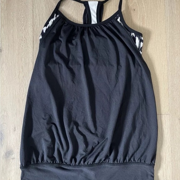 Lululemon No Limits Tank Top Size 4 Black Built in Sport Bra Racerback *D25 - Picture 2 of 2